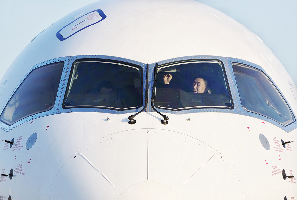 2022年12月26日,北京首都机场,机组人员正在c919驾驶舱操作.