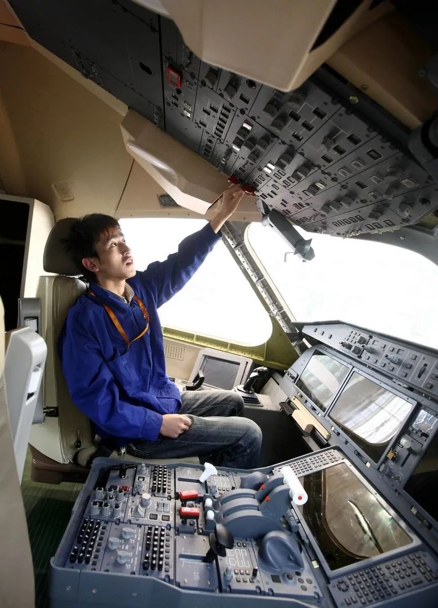 2010年11月18日,观众在珠海航展上参观c919内部.