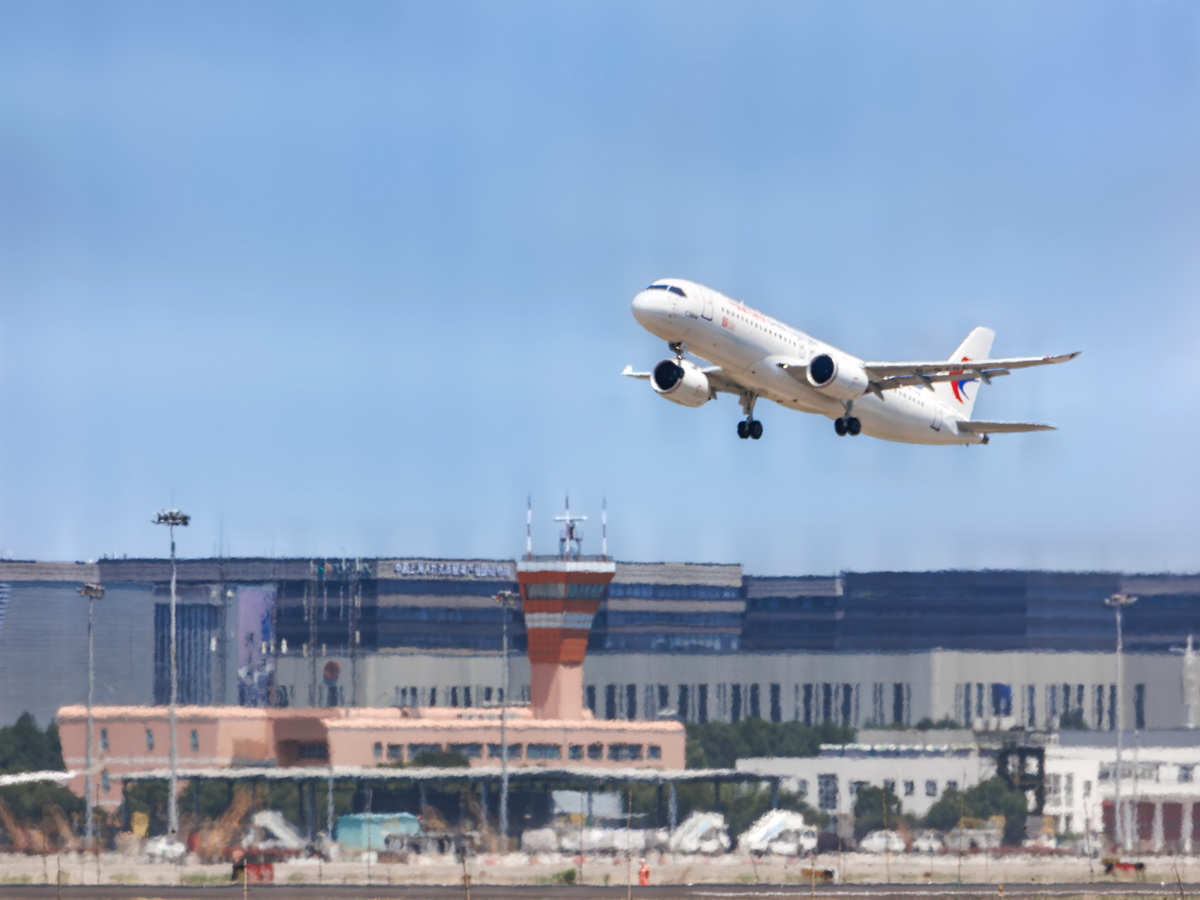 5月28日上午,c919客机在上海虹桥国际机场起飞瞬间.