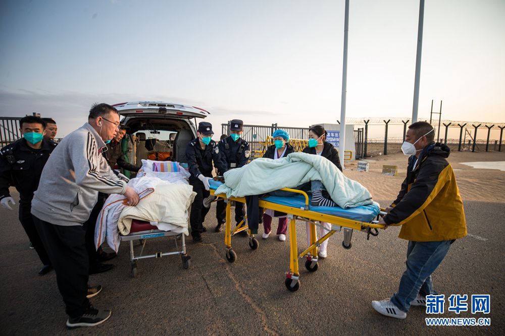 二连出入境边防检查站执勤民警协助医护人员将患者转移至中方救护车
