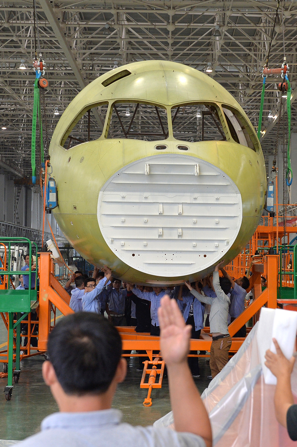 2014年9月26日,四川成都,在中航工业成飞民机,工作人员正起吊c919机头