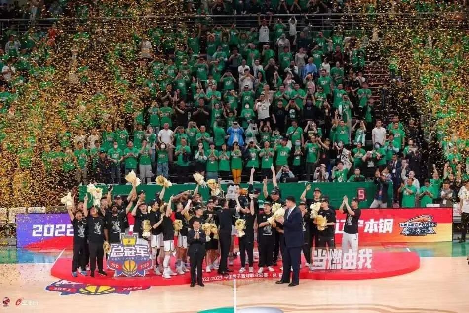 上图为辽宁男篮捧起2022—2023赛季cba总冠军奖杯