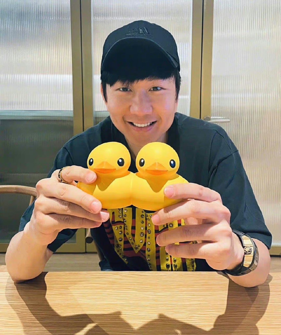 林俊杰小黄鸭都一样可爱呢,我也是一直都很喜欢他!|林俊杰_新浪新闻