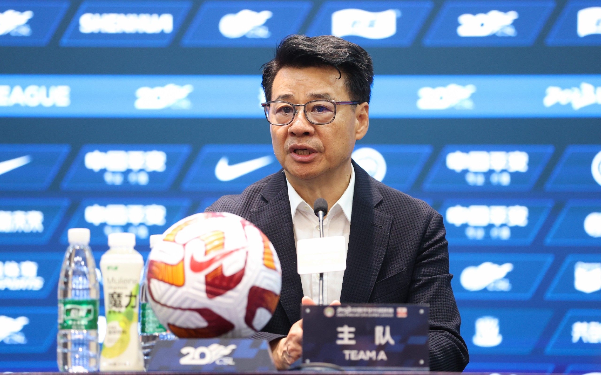 申花队主帅吴金贵.