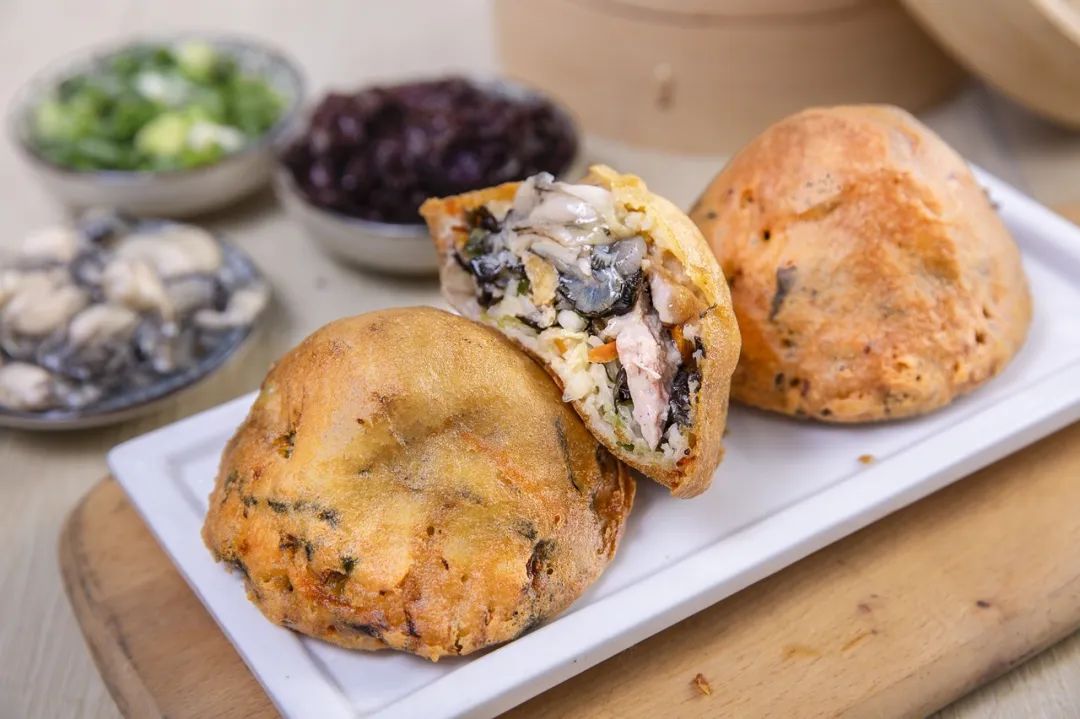 像是福建人自己发明的包子一样,海蛎饼的出现场合与包子有着高度的