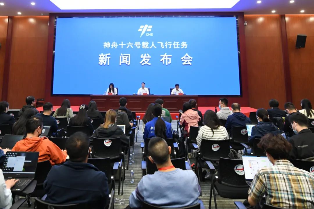 神舟十六号载人飞行任务新闻发布会现场.人民网记者 翁奇羽 摄