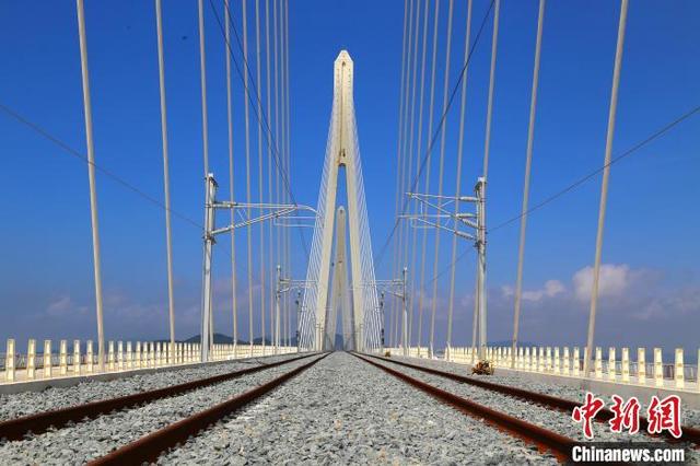 建设中的珠机城际金海特大桥.孟庆虎 摄