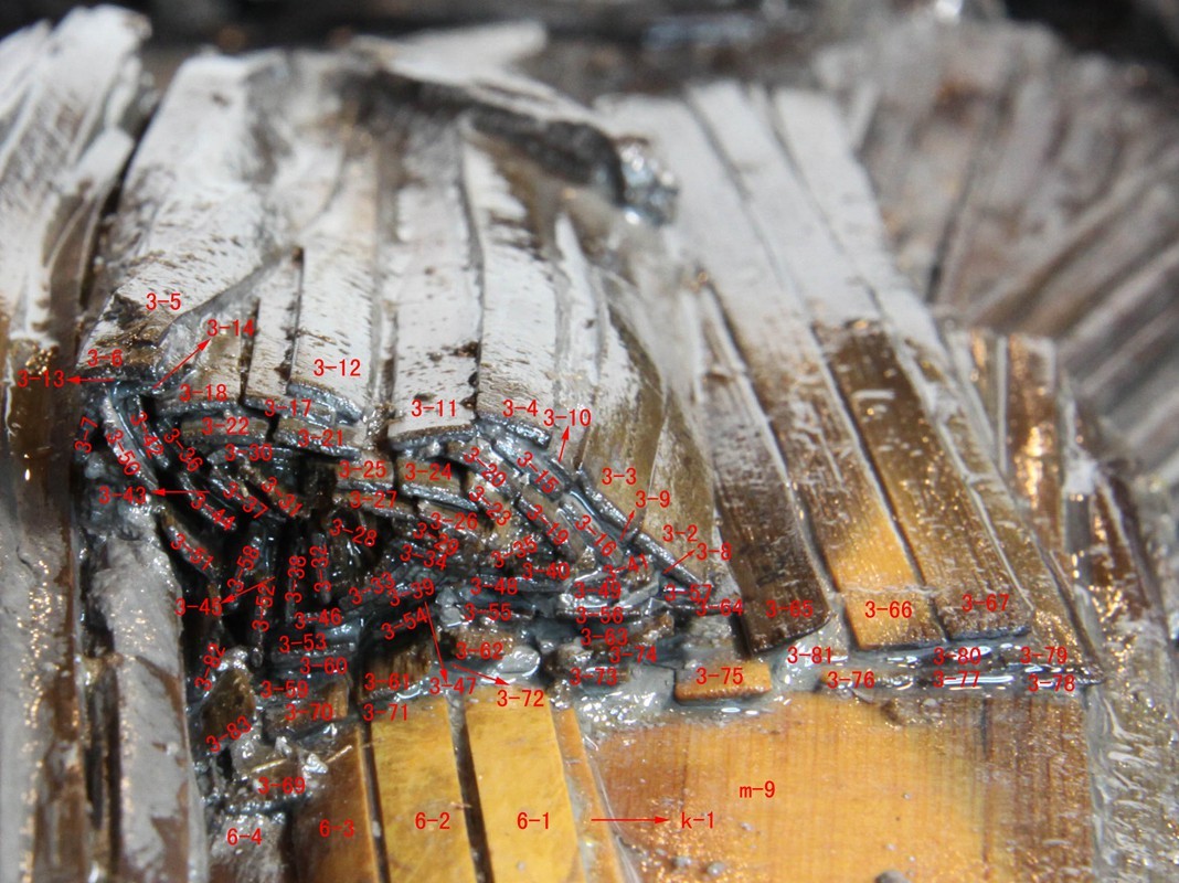 图二:北京大学藏秦简室内发掘分层揭取的编号