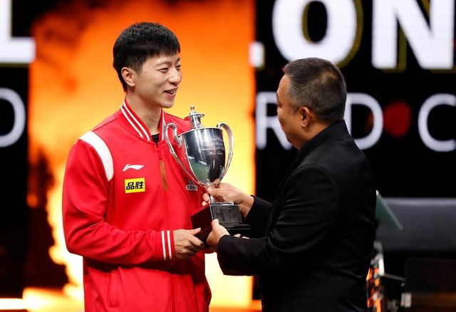 马龙从刘国梁手中接过复刻的世乒赛男单冠军奖杯圣·勃莱德杯.