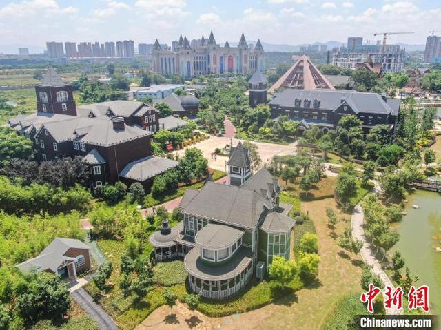 图为南康家居小镇内充满异域风情的各类特色建筑. 刘力鑫 摄