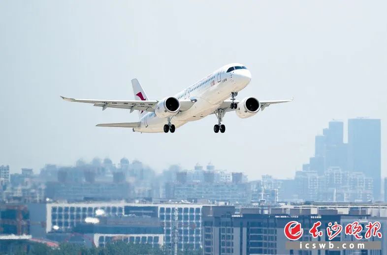 c919首个商业航班东航mu9191从上海虹桥国际机场起飞.新华社