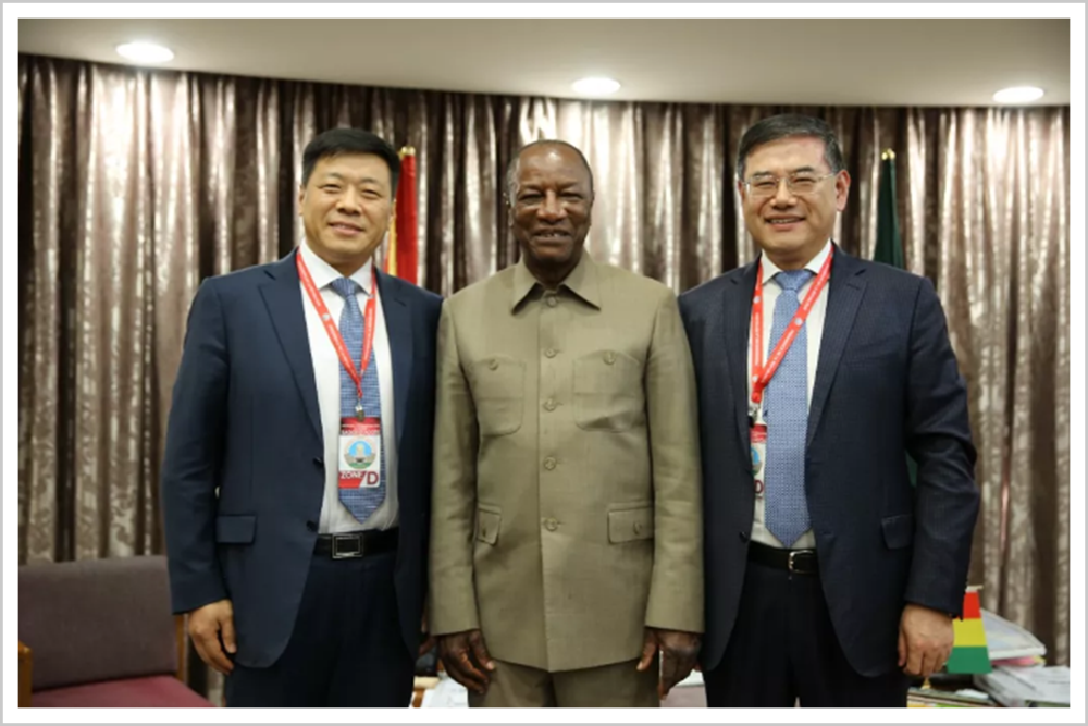 ▲几内亚总统孔戴接见张波（左一）