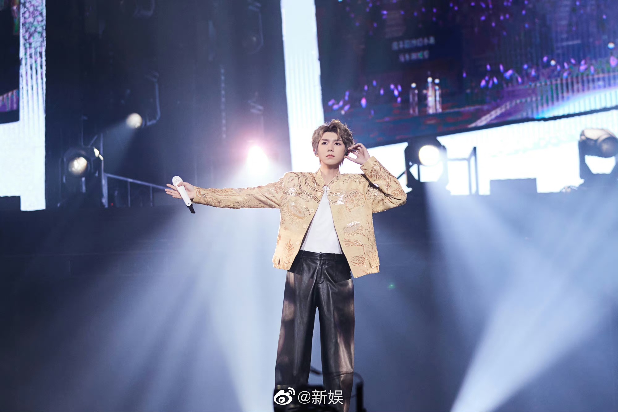 王源四年前vs四年后演唱会~四年前的告别……|王源|演唱会_新浪新闻