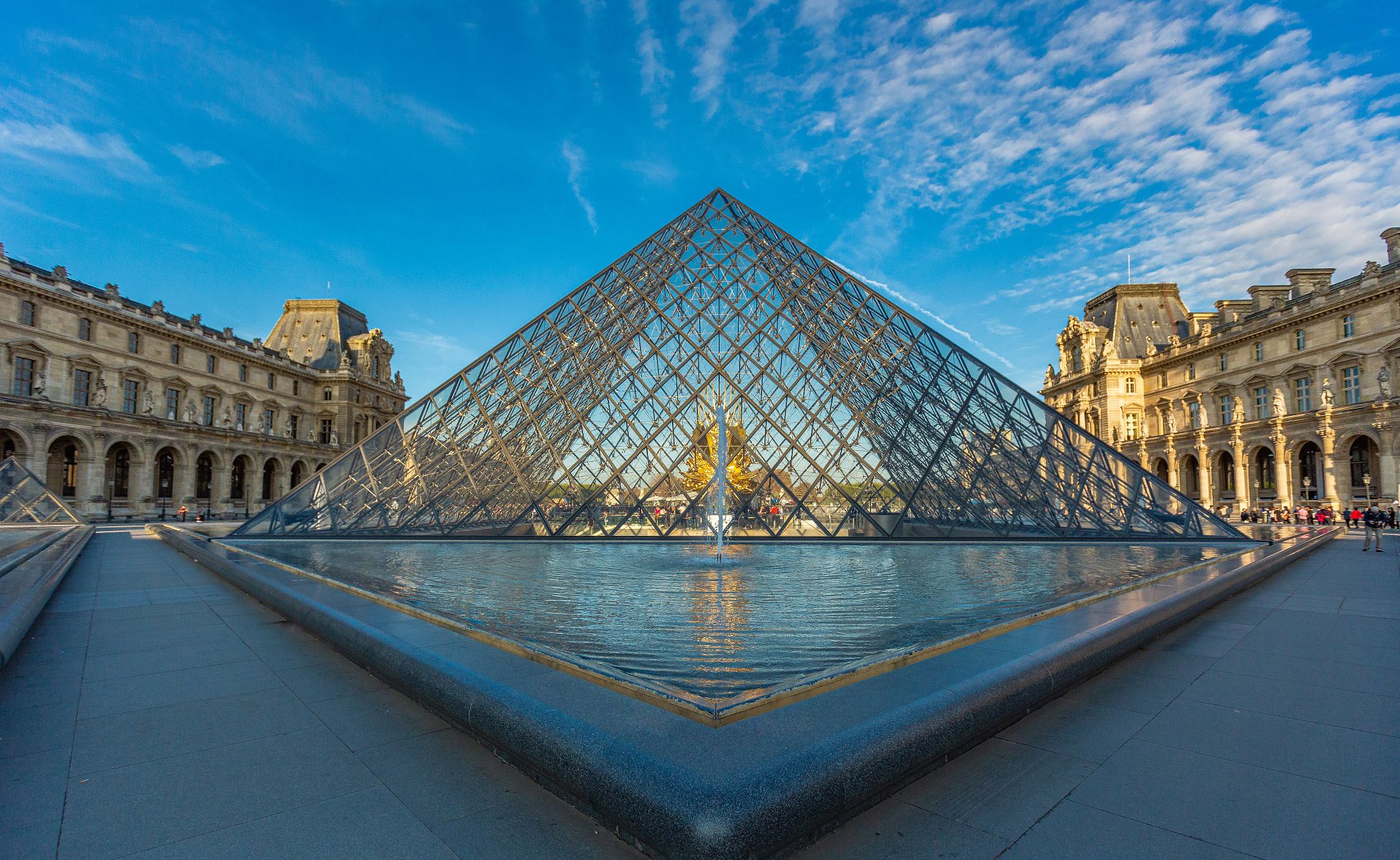 贝聿铭为巴黎卢浮宫设计的金字塔.