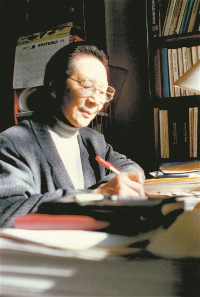 图为夏培肃正在伏案工作.