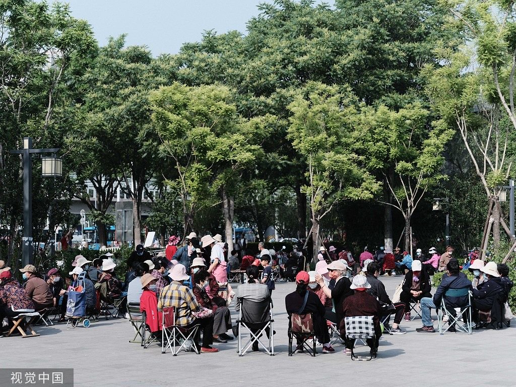 2023年5月14日,北京,在公园内休息的老年人.视觉中国资料图