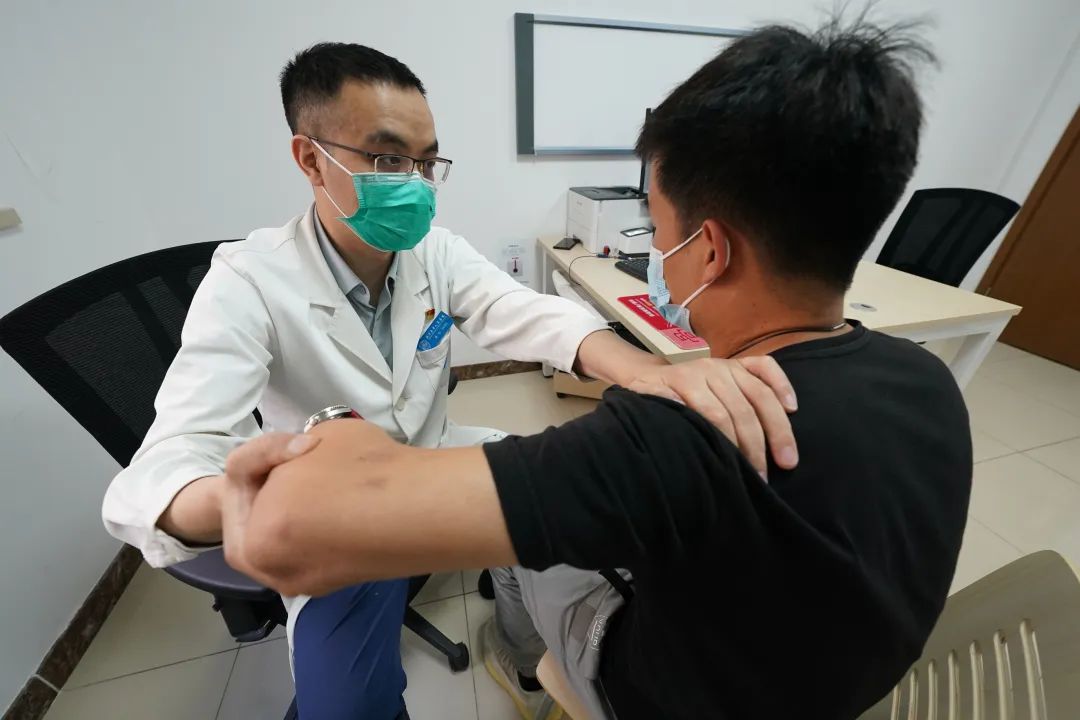 在北京大学人民医院通州院区创伤救治中心骨科诊室,黄伟医生正在为