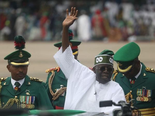 5月29日，尼日利亚新总统博拉·提努布在首都阿布贾举行的阅兵仪式上挥手致意。图源：新华社