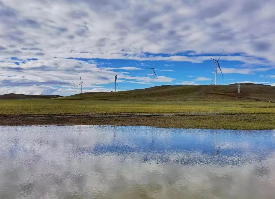 ▲世界海拔最高风电项目——西藏哲古风电场