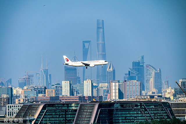2023年5月28日,上海,从北京飞回的c919国产大飞机与上海地标陆家嘴