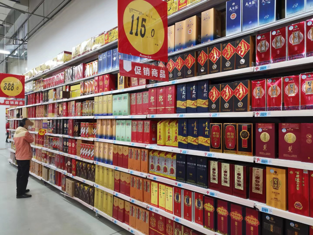 超市酒类货架上大众酱酒少见.孟刚/摄