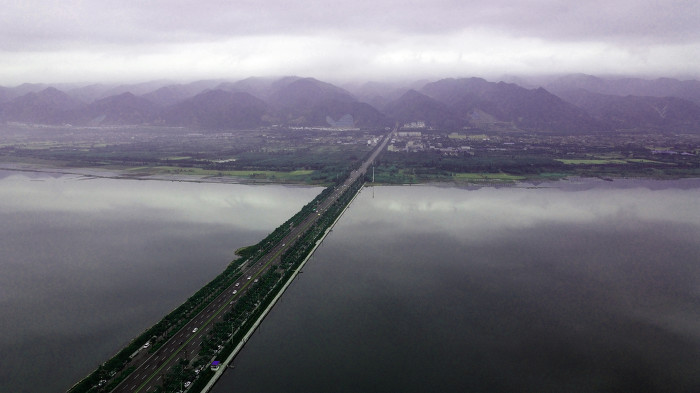 ▲雨后千年盐湖与中条山相映成趣