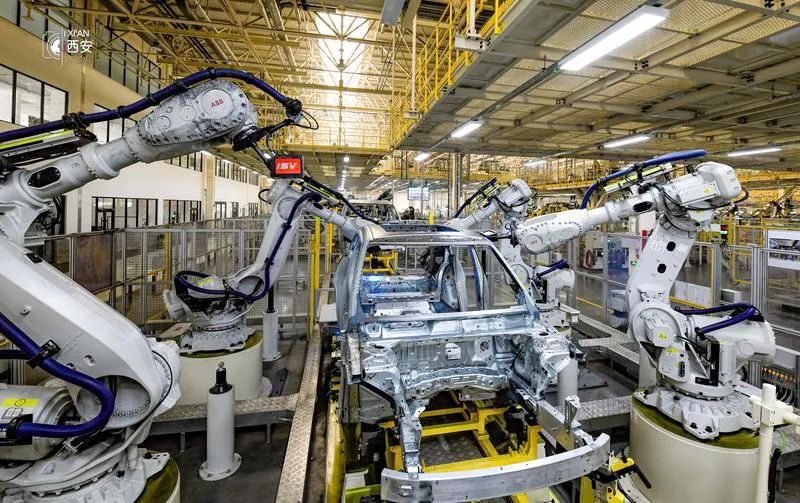 机器人在流水线上作业 (资料图)"自动化,数字化,智能化"是吉利汽车