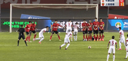 奥斯卡直接任意球破门。