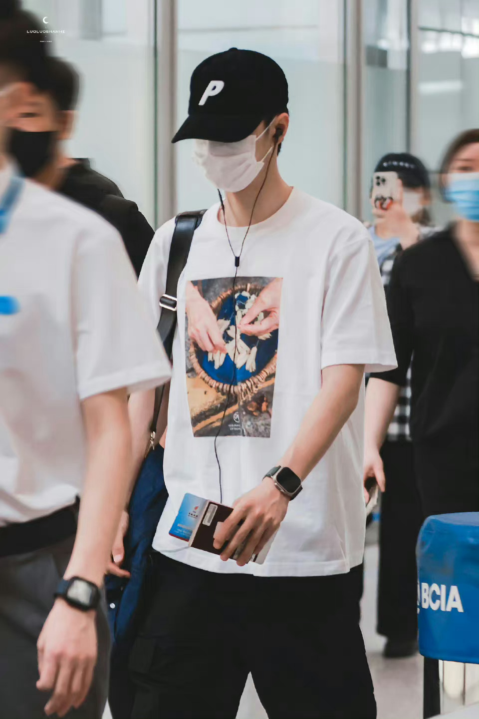 王一博今日机场图白t棒球帽戴着耳机……__财经头条