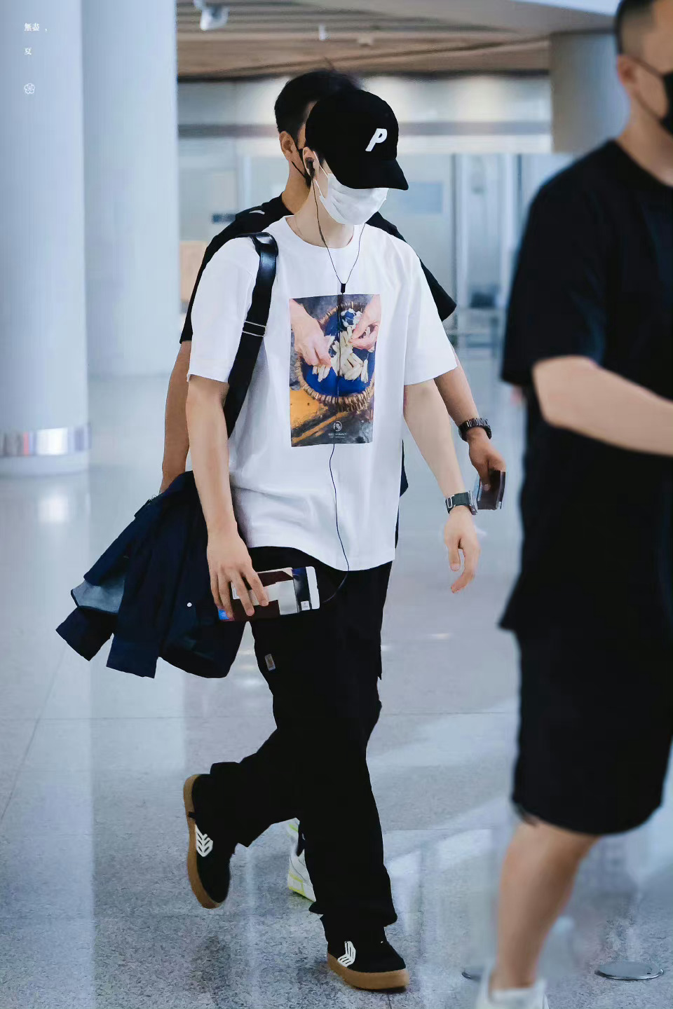 王一博今日机场图白t棒球帽戴着耳机……__财经头条