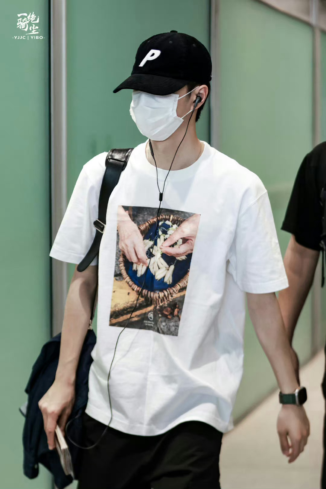 王一博今日机场图白t棒球帽戴着耳机……__财经头条