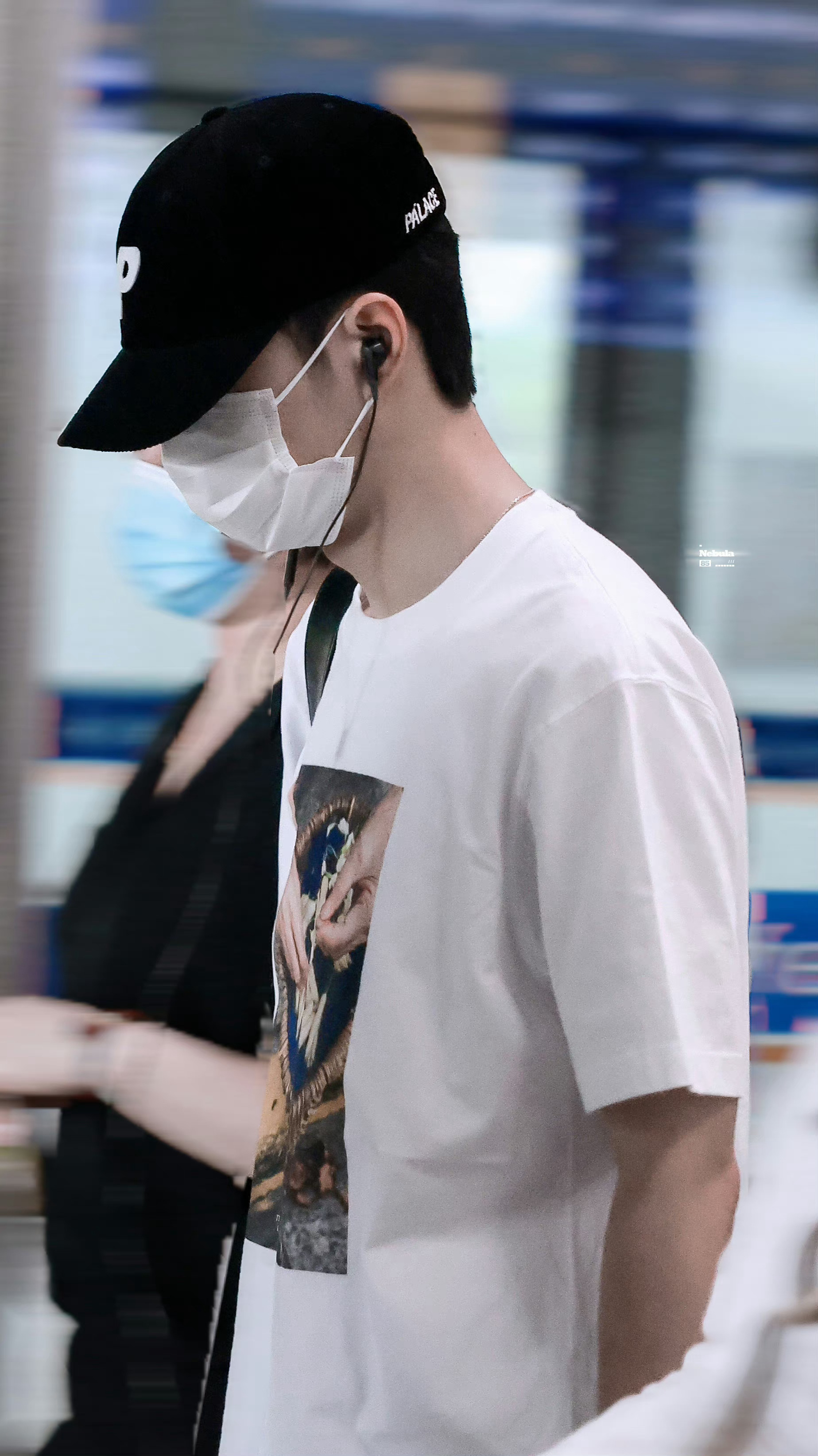 王一博今日机场图白t棒球帽戴着耳机……__财经头条