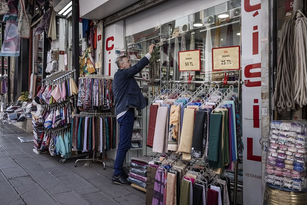 当地时间2023年5月29日，土耳其伊斯坦布尔，一名男子给店铺上锁。