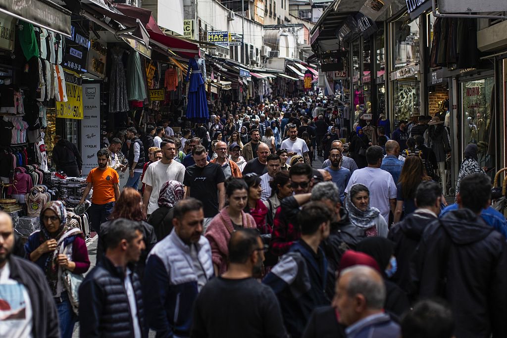 当地时间2023年5月29日，土耳其伊斯坦布尔，人们在大巴扎附近的商业街上购物。