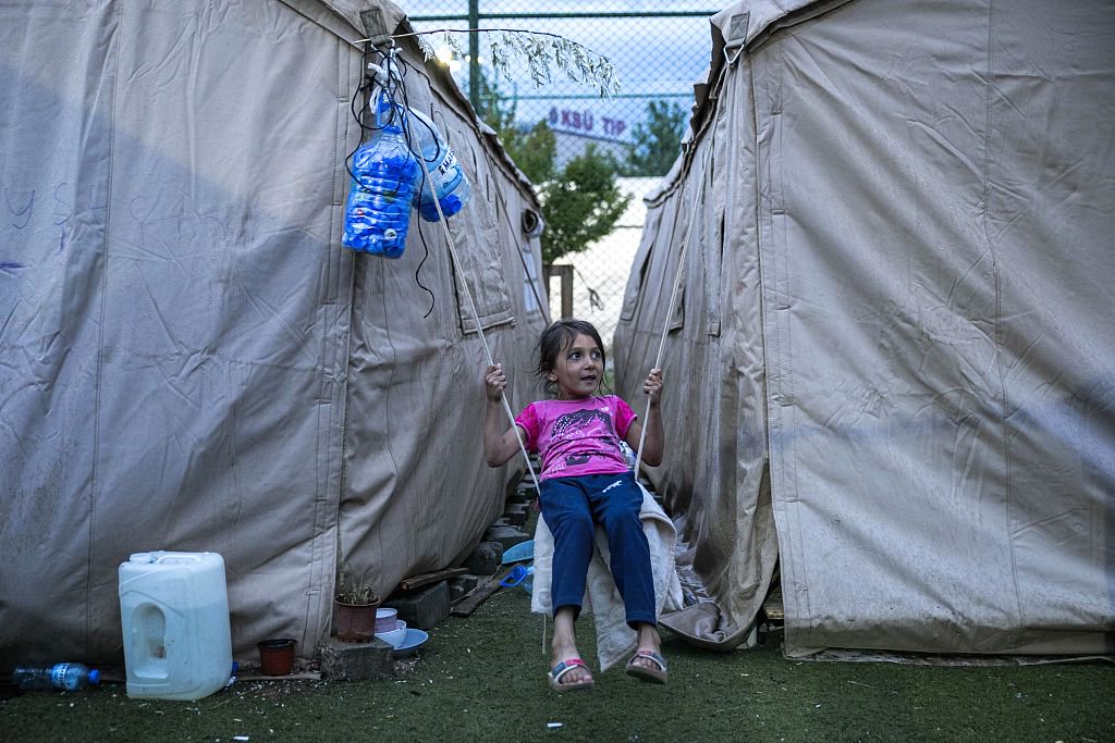 当地时间2023年5月22日，土耳其卡赫拉曼马拉什，女孩和家人在地震后住在临时帐篷里。