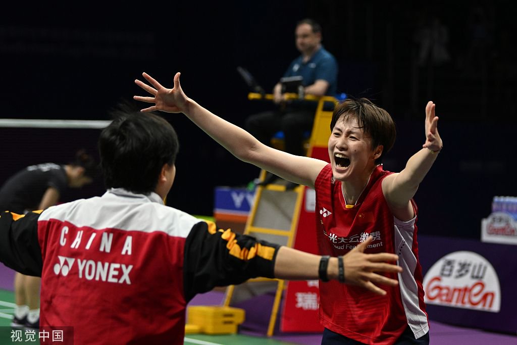 陈雨菲和教练拥抱庆祝.