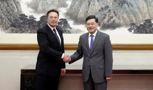 2023年5月30日，国务委员兼外长秦刚在北京会见特斯拉首席执行官马斯克。图自外交部网站 