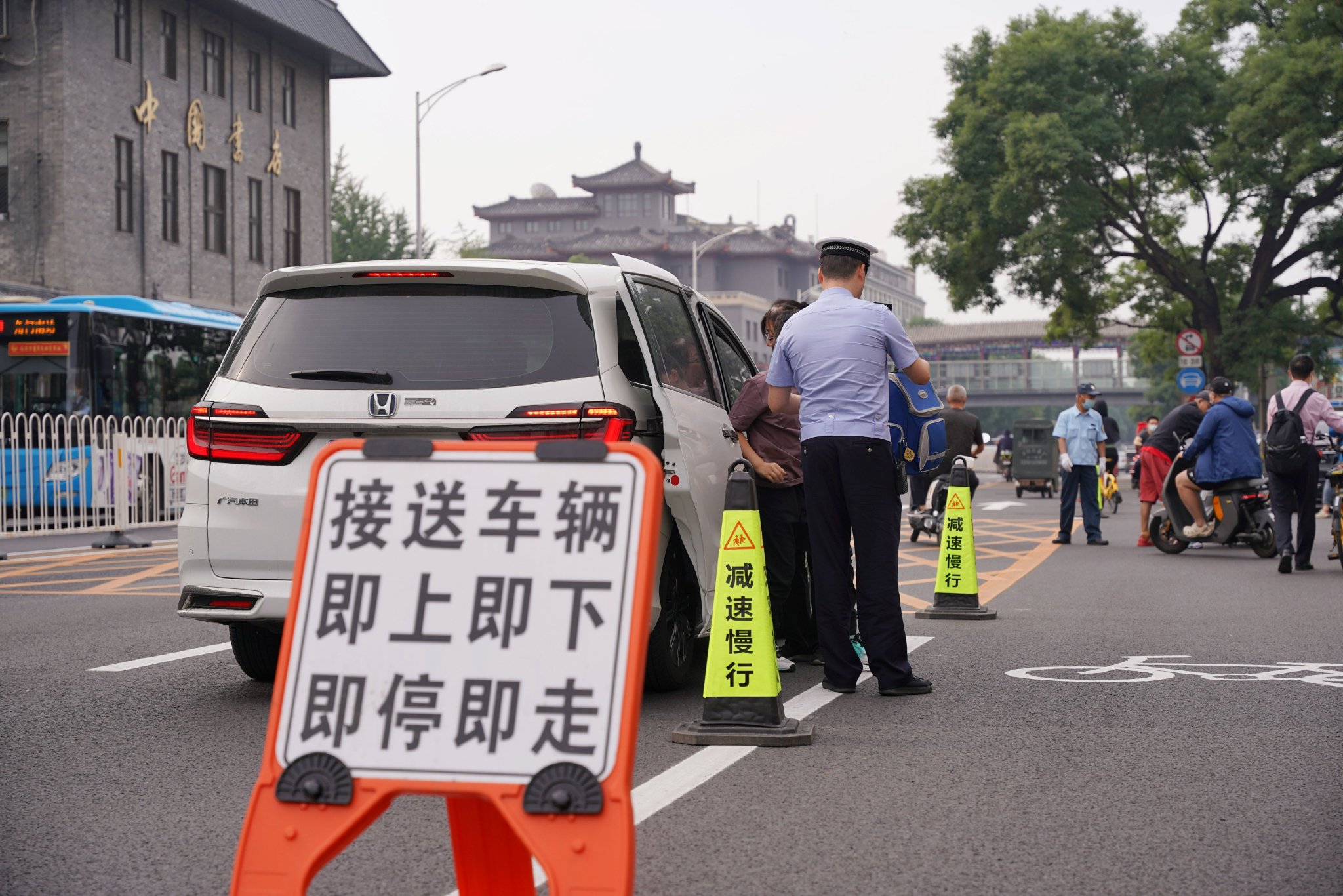 锥筒标牌更醒目，西城区12所学校门前启用新型交通安全设施__财经头条