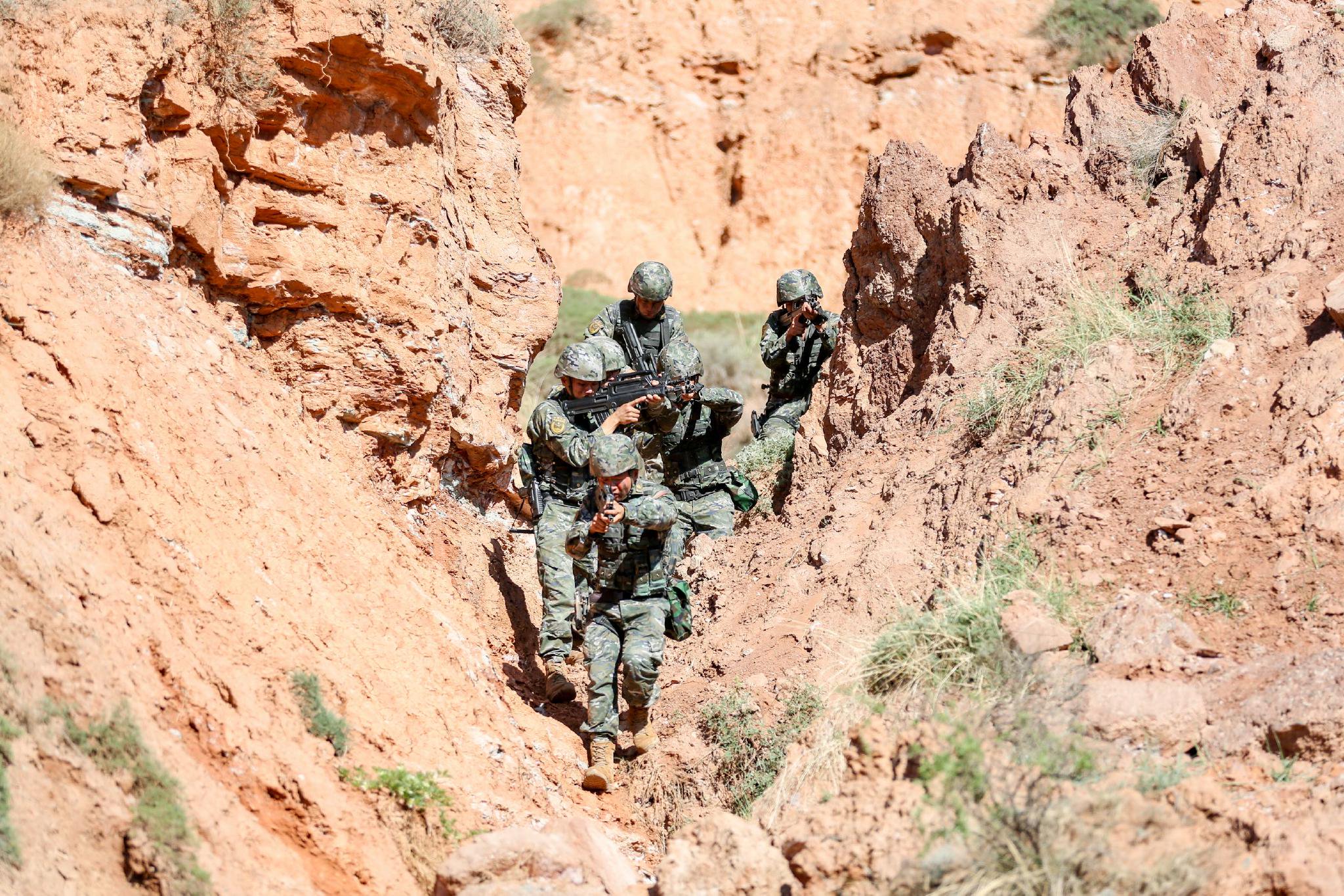 手段,灵活变换战术,斗智斗勇,敢打善战,制服"暴恐分子",成功解救人质