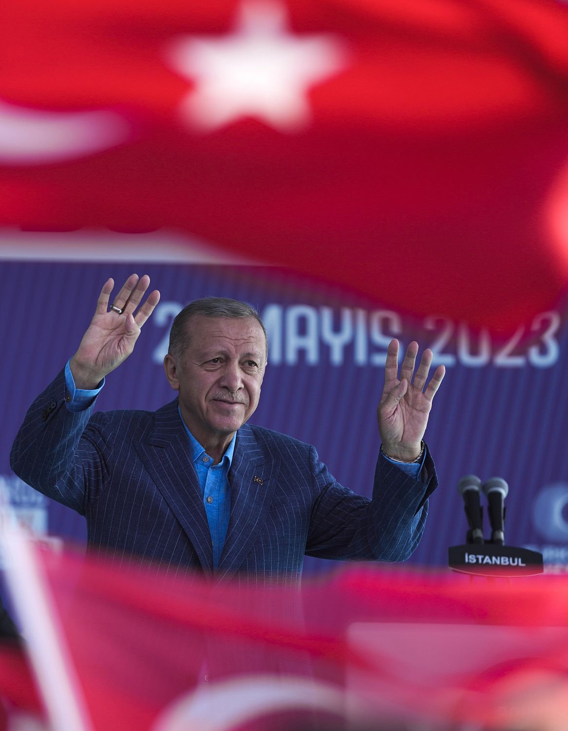 当地时间2023年5月27日，土耳其伊斯坦布尔，总统候选人埃尔多安向支持者挥手。