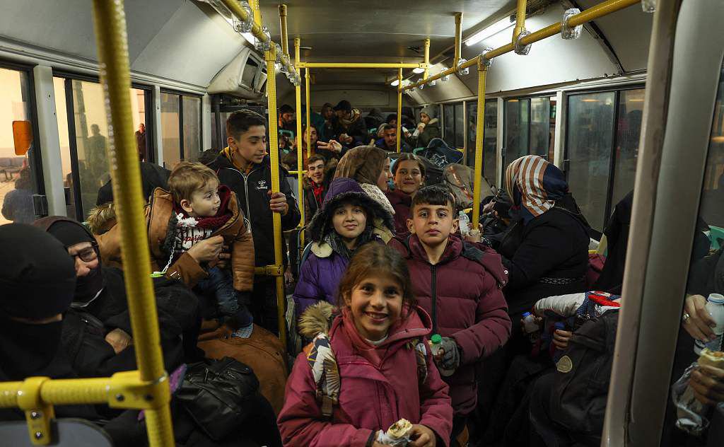 当地时间2023年2月17日，居住在土耳其的叙利亚难民乘坐巴士返回叙利亚。