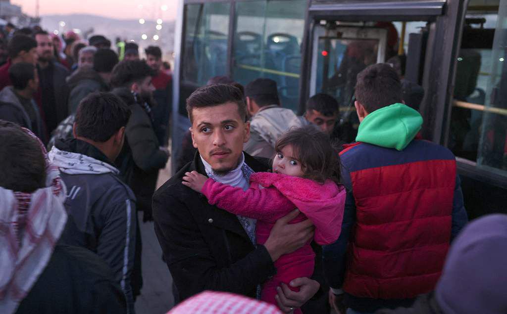 当地时间2023年2月17日，叙利亚，居住在土耳其的叙利亚难民乘坐巴士穿过边境口岸返回叙利亚。