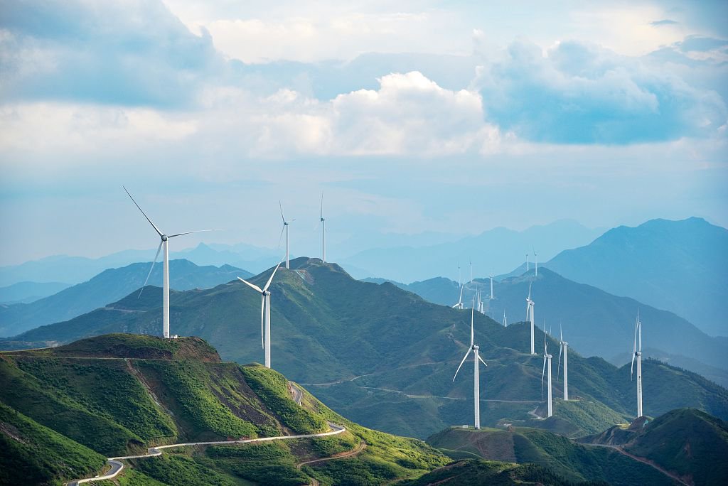 2023年5月26日,江西吉安,遂川县筑峰顶,山头的风电场上,风电叶片随风