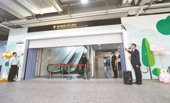 今天上午,地铁18号线江浦路站通往新华医院儿科门急诊的通道闸门被