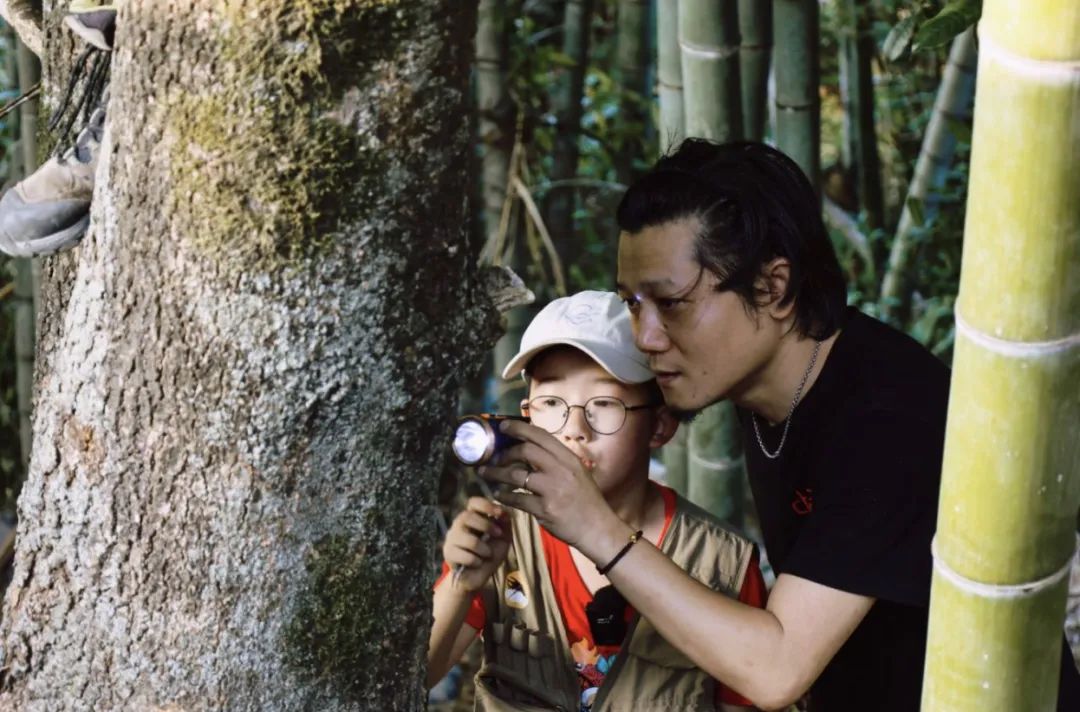 倪皓洋和刘鹏宇在野外观虫
