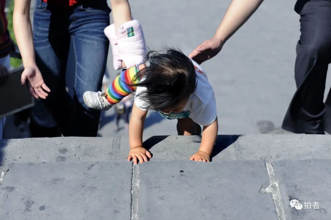 2009年5月20日,居庸关长城,小女孩在爸爸妈妈的保护下"手脚并用"爬