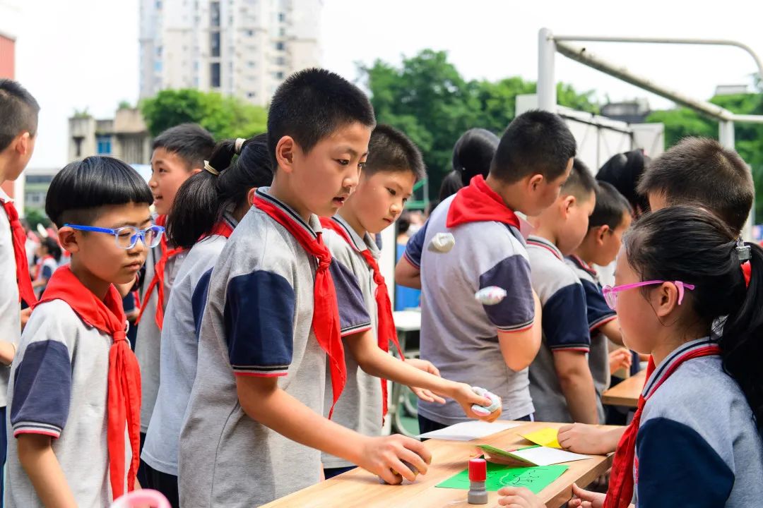六一前夕,渝中区中山小学的主题实践活动"我们的寻根之旅"举行.