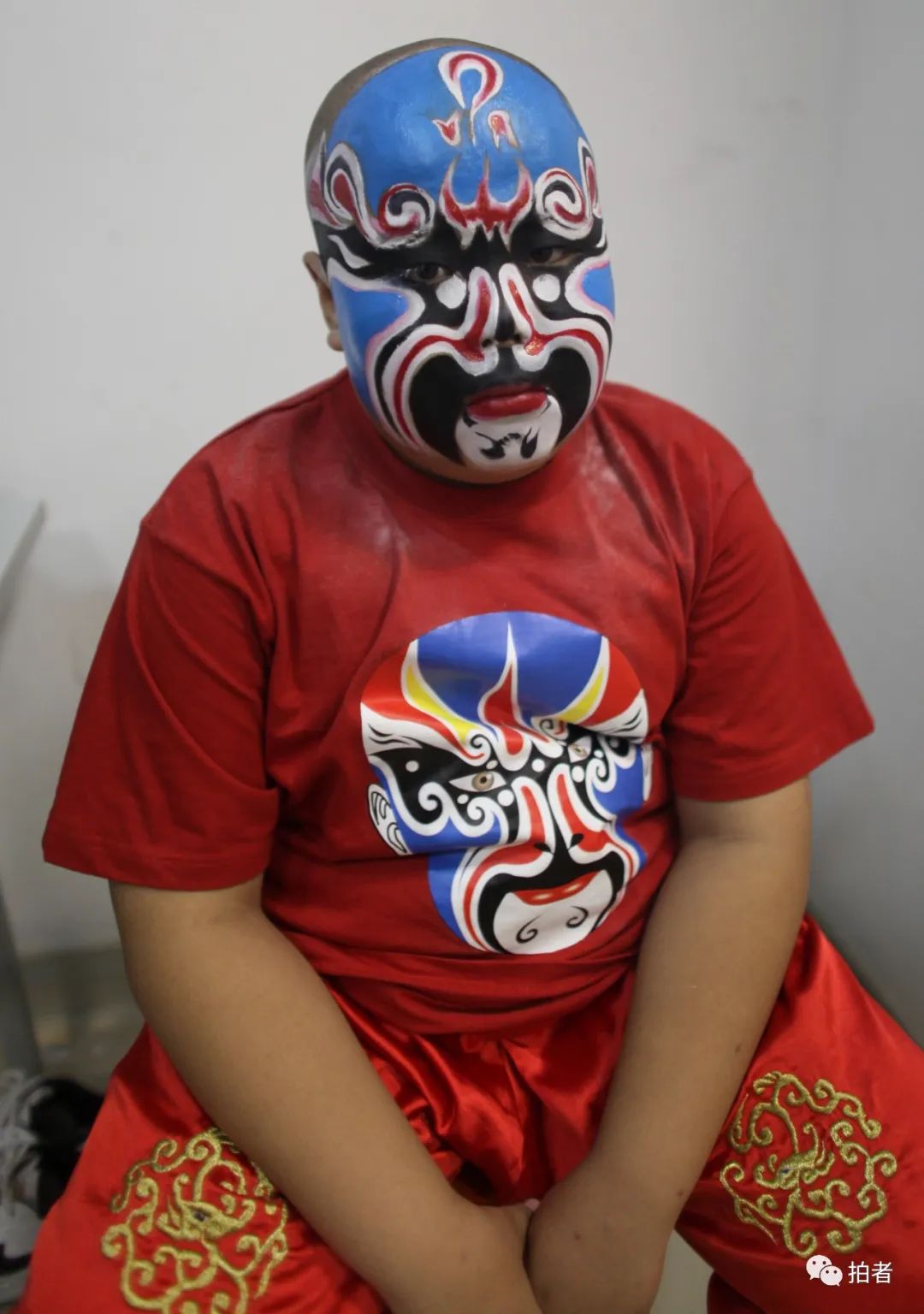 2009年9月8日,梅兰芳大剧院,小男孩画好京剧脸谱等候表演.