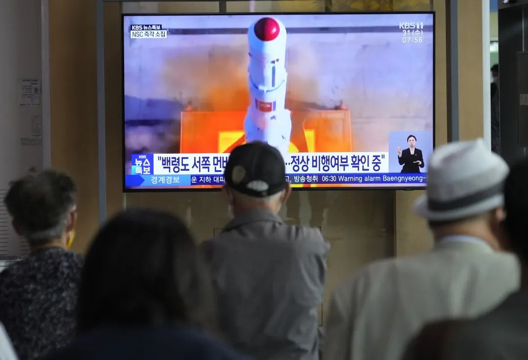 当地时间2023年5月31日，韩国首尔，首尔站的电视屏幕上播放着朝鲜向南发射其“卫星”的新闻。视觉中国 图