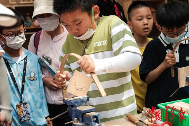 6月1日，北京北海公园，小朋友们正在体验榫卯制作技艺。中青报·中青网记者 张玉佳/摄